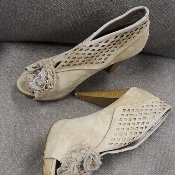 𝅺BKE The Buckle Womens Sole Peep Toe Heels Size 8 Taupe Suede Laser Cut Booties - Picture 3 of 5